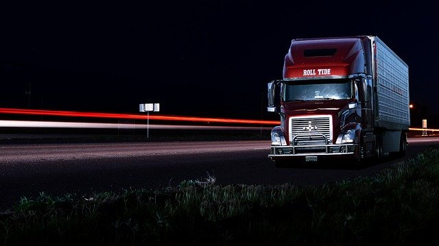 トラックについているライトの名称と役割とは それぞれの設置箇所ごとの意味を解説 Driverhacker ドライバーハッカー